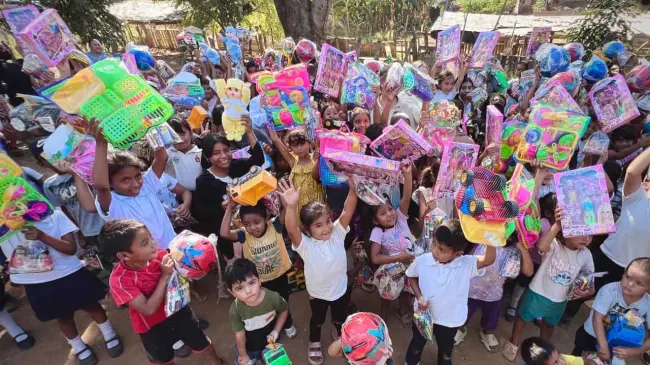 Niños de Rosario felices al recibir sus regalos.