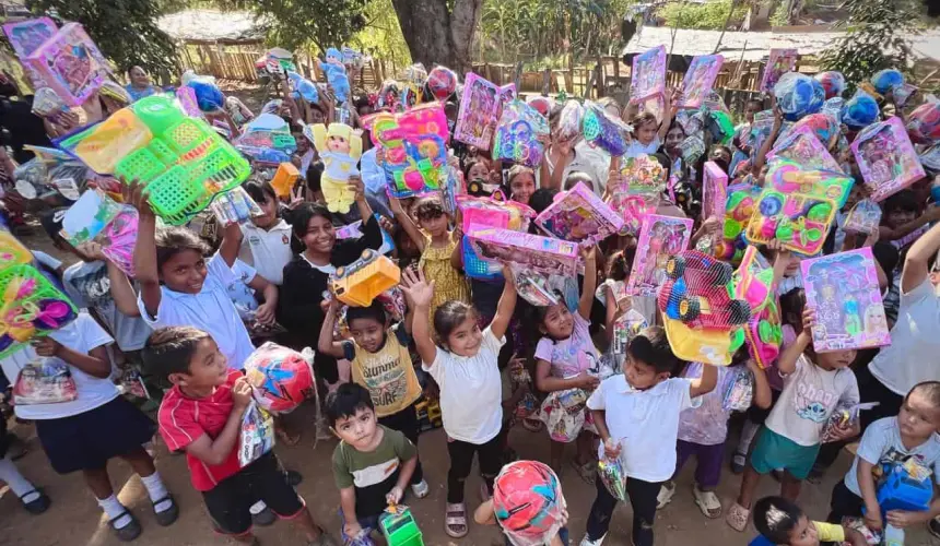 Niños de Rosario felices al recibir sus regalos.