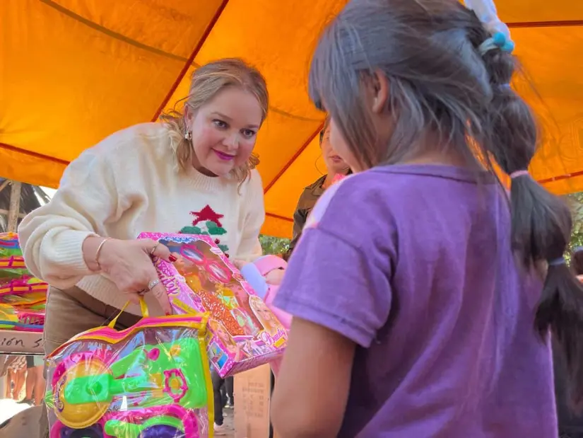 Niños reciben regalos.