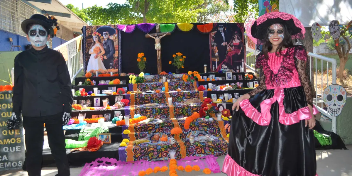 Como parte del festejo, se colocó un altar en el que los alumnos honraron a sus seres queridos. Fotografías y ofrendas simbolizaron la conexión eterna con quienes ya no están. Fotos: Juan Madrigal