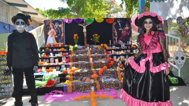 Como parte del festejo, se colocó un altar en el que los alumnos honraron a sus seres queridos. Fotografías y ofrendas simbolizaron la conexión eterna con quienes ya no están. Fotos: Juan Madrigal