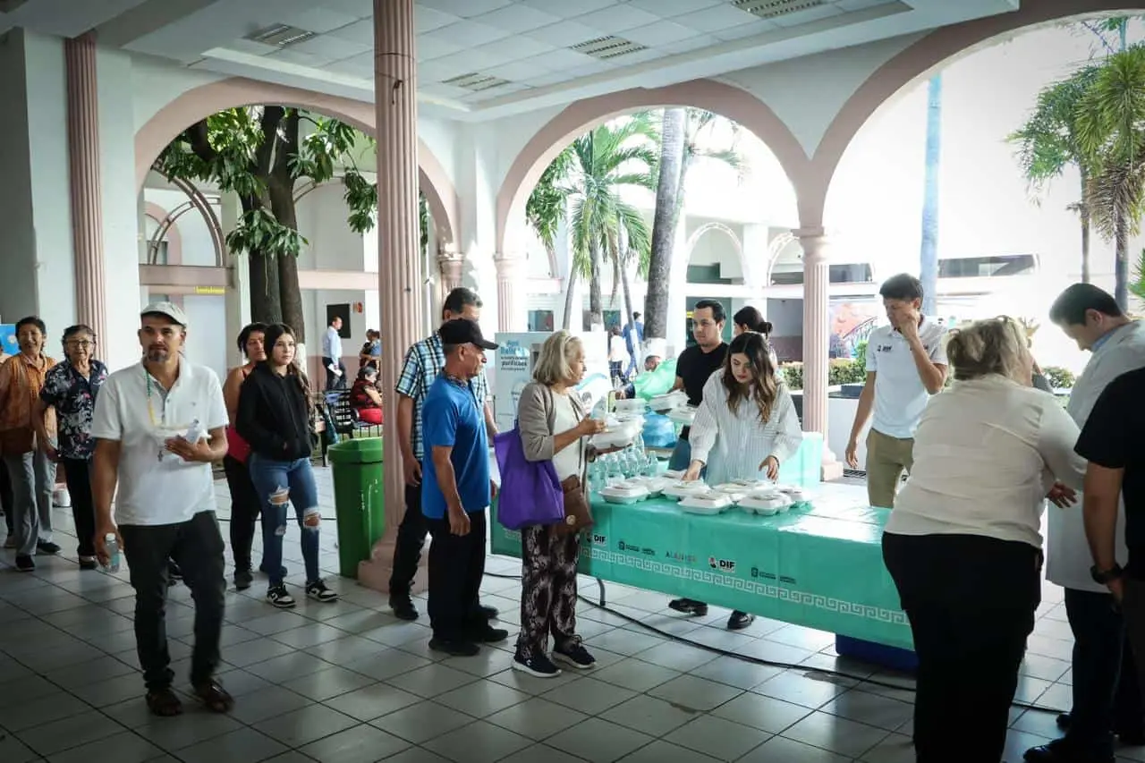 Alajibua del DIF Culiacán lleva alimentos calientes a familias en el Hospital Civil