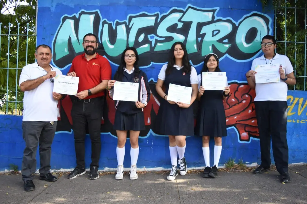 Lo que antes eran simples bardas perimetrales en la secundaria Gabriel Leyva, ahora son coloridas y radiantes obras de arte creadas por jóvenes y artistas que han plasmado su visión de un futuro mejor. Fotos: Lino Ceballos