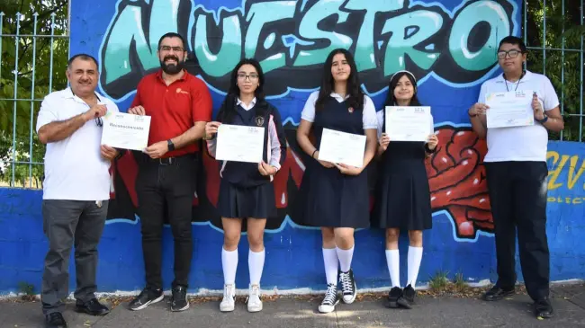 Lo que antes eran simples bardas perimetrales en la secundaria Gabriel Leyva, ahora son coloridas y radiantes obras de arte creadas por jóvenes y artistas que han plasmado su visión de un futuro mejor. Fotos: Lino Ceballos