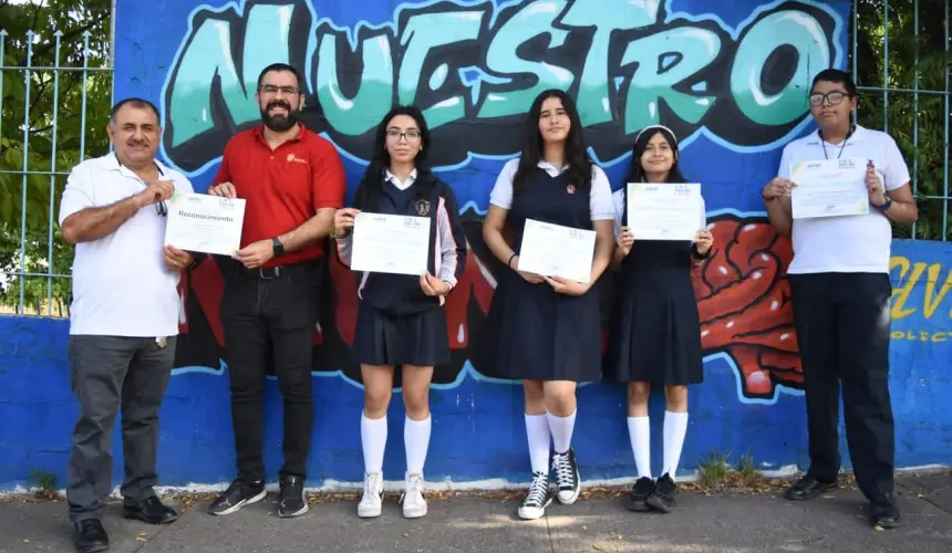 Lo que antes eran simples bardas perimetrales en la secundaria Gabriel Leyva, ahora son coloridas y radiantes obras de arte creadas por jóvenes y artistas que han plasmado su visión de un futuro mejor. Fotos: Lino Ceballos