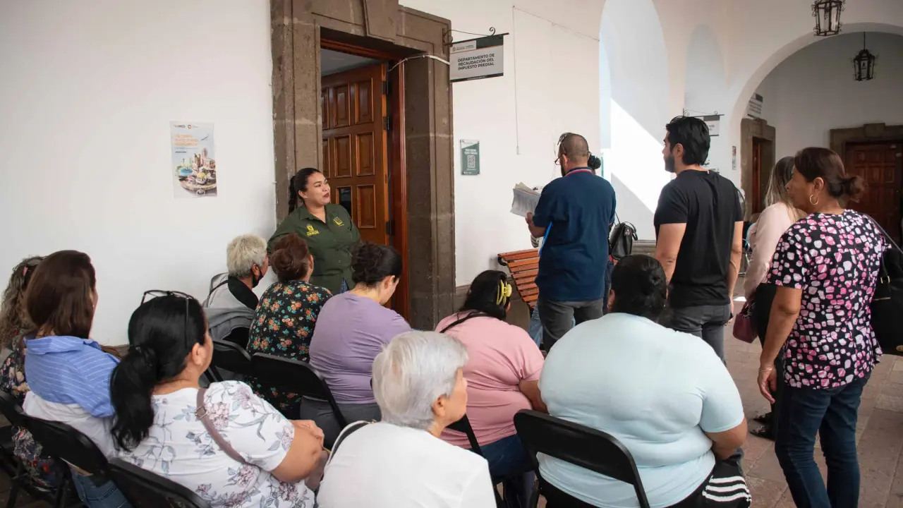 Culichis acuden a pagar su impuestos al Ayuntamiento de Culiacán.