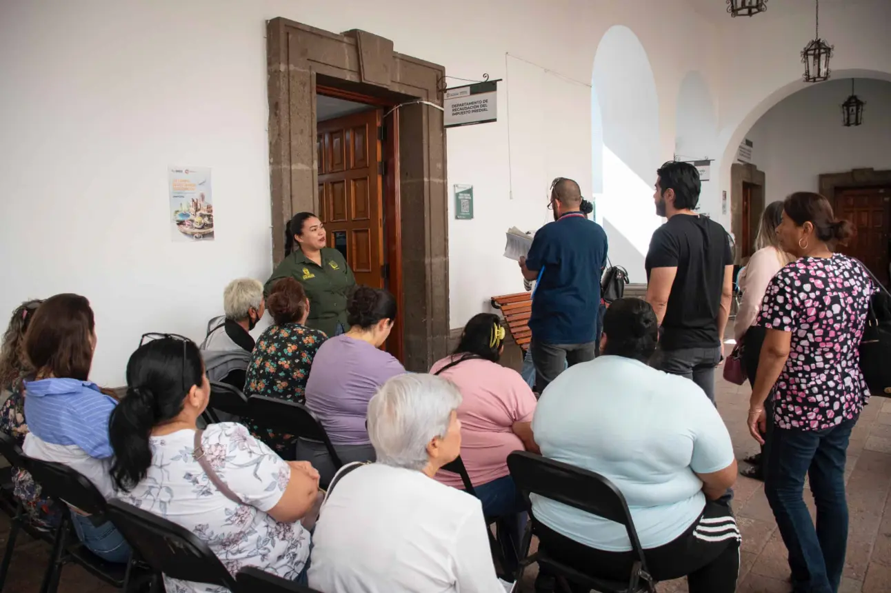 Culichis acuden a pagar su impuestos al Ayuntamiento de Culiacán.