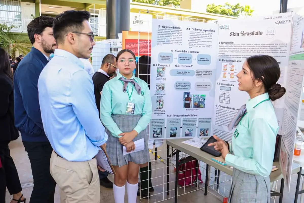 Las estudiantes desarrollaron un proyecto para curar el acné con un jabón a base de palo de Brasil. Foto: Cortesía