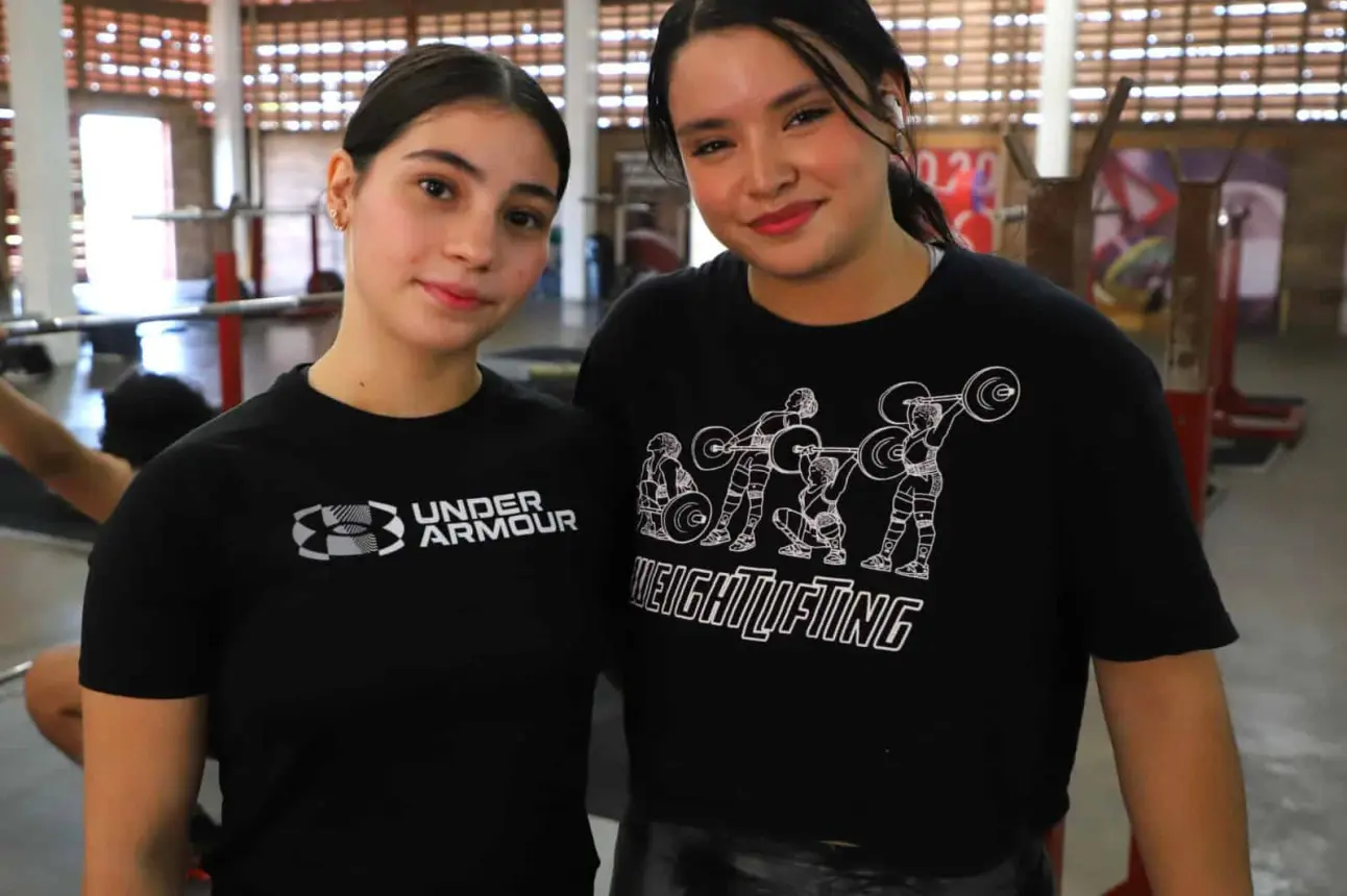 Edizia Yamileth Rivas Ríos y Melani Montes Mokay, pesistas sinaloenses lideran en el levantamiento de pesas con seis medallas en el Torneo Nacional del Pavo 2024. Foto: ISDE