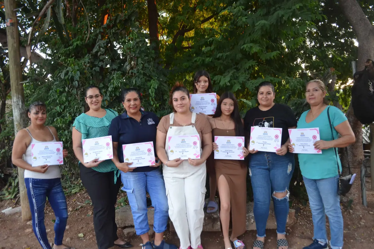 Este curso de automaquillaje es solo un ejemplo de cómo, con dedicación y el apoyo adecuado, las mujeres pueden superar limitaciones y emprender nuevas rutas de desarrollo personal.  Foto: Juan Madrigal