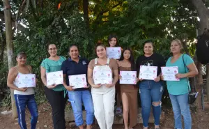 En la colonia Buenos Aires en Culiacán, mujeres fortalecen su confianza y habilidades con curso de automaquillaje