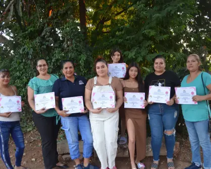 En la colonia Buenos Aires en Culiacán, mujeres fortalecen su confianza y habilidades con curso de automaquillaje