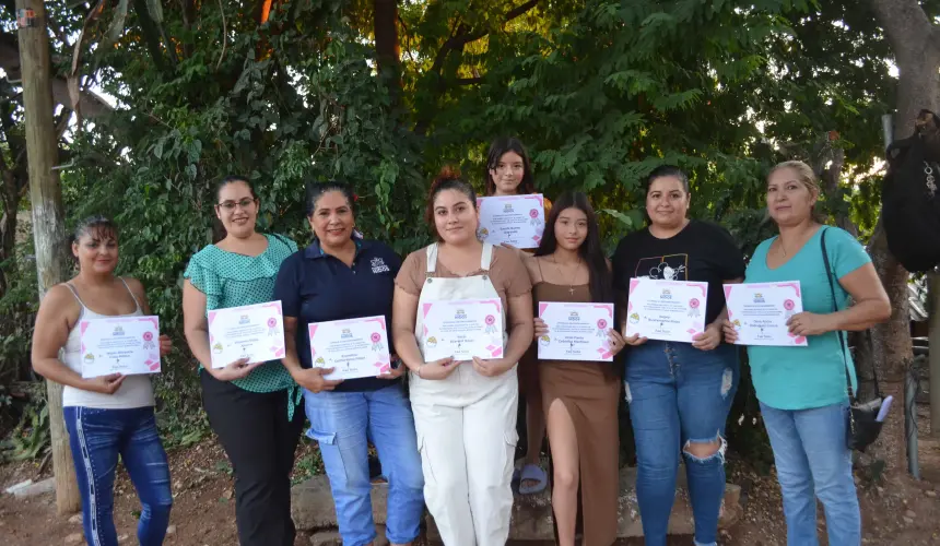 Este curso de automaquillaje es solo un ejemplo de cómo, con dedicación y el apoyo adecuado, las mujeres pueden superar limitaciones y emprender nuevas rutas de desarrollo personal.  Foto: Juan Madrigal