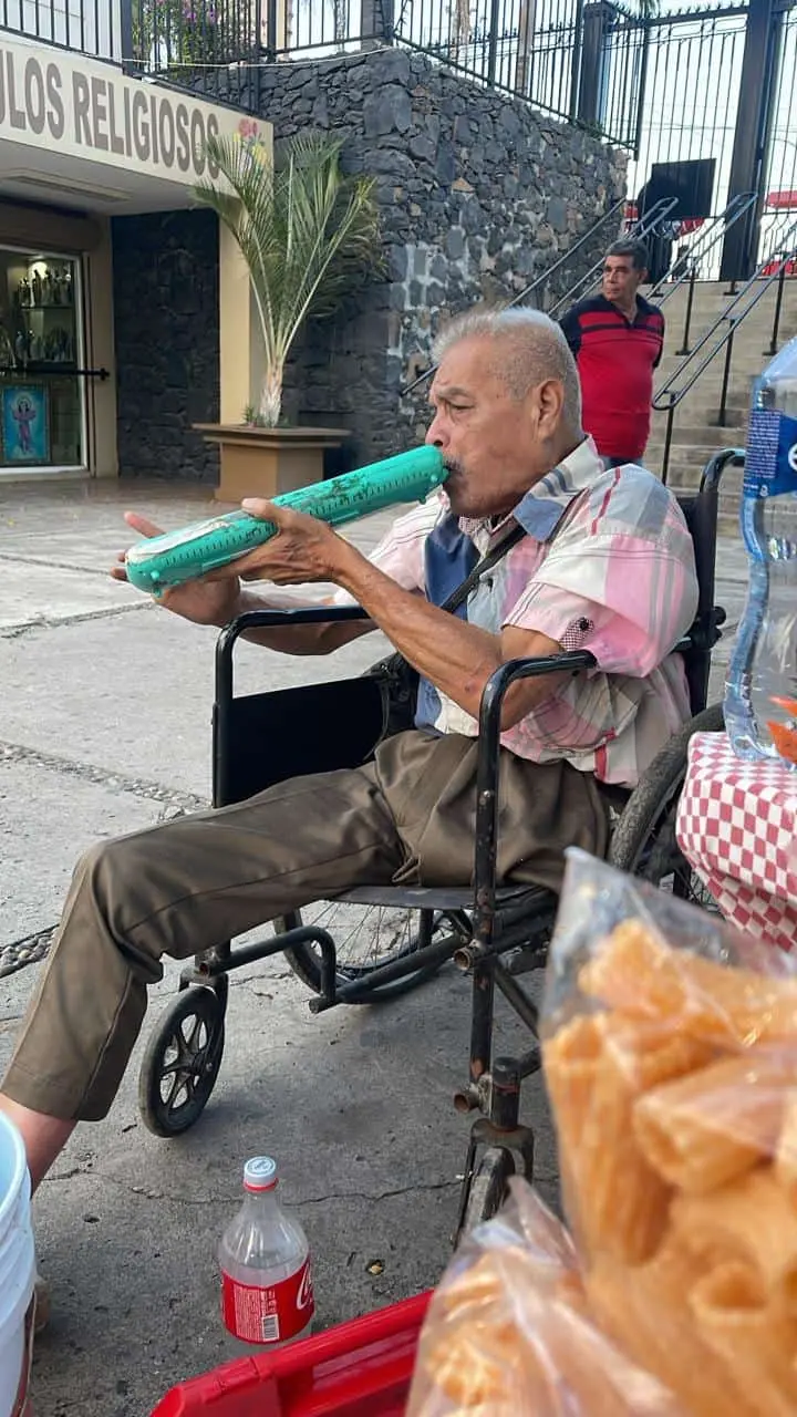 Gabriel Zambrano alegra a los visitantes de la lomita con su melodion.