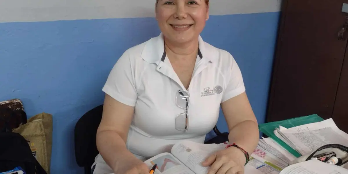 La maestra Patricia Verduzco Beltrán tiene más de 30 años dedicados a la enseñanza de los niños en las primarias Pablo de Villavicencio y ONU de Barrancos en Culiacán.