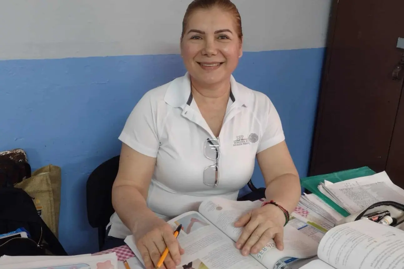 La maestra Patricia Verduzco Beltrán tiene más de 30 años dedicados a la enseñanza de los niños en las primarias Pablo de Villavicencio y ONU de Barrancos en Culiacán.