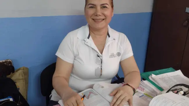 La maestra Patricia Verduzco Beltrán tiene más de 30 años dedicados a la enseñanza de los niños en las primarias Pablo de Villavicencio y ONU de Barrancos en Culiacán.