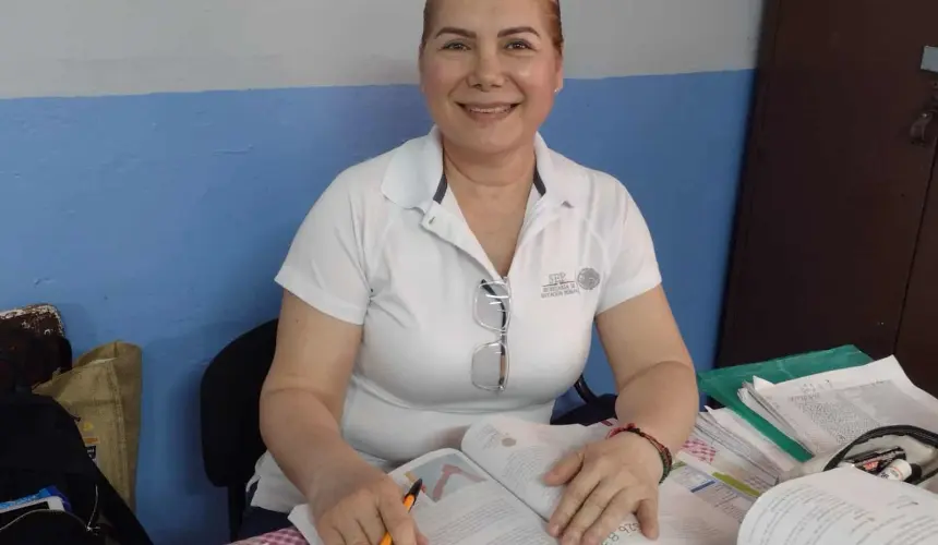 La maestra Patricia Verduzco Beltrán tiene más de 30 años dedicados a la enseñanza de los niños en las primarias Pablo de Villavicencio y ONU de Barrancos en Culiacán.