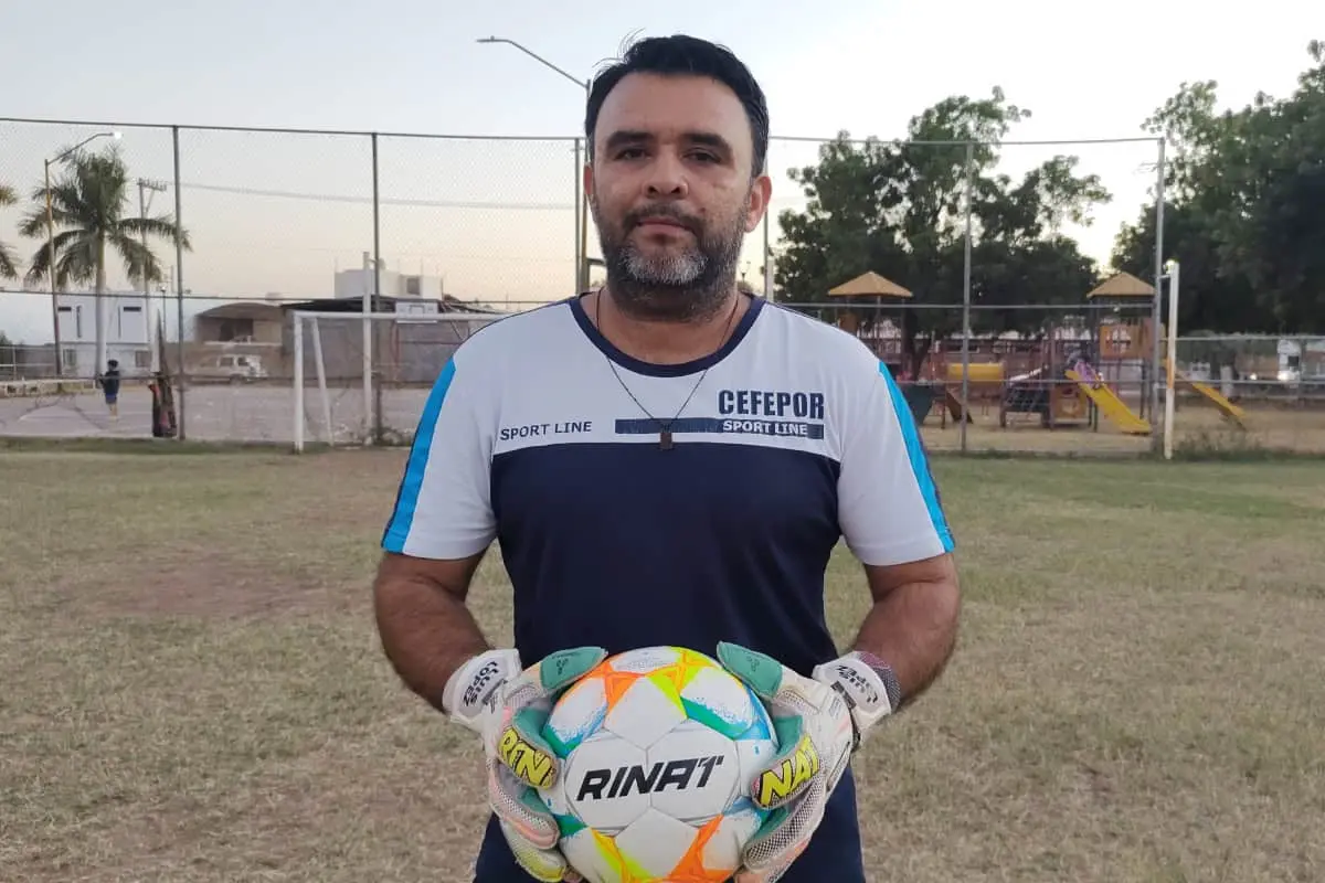 Bajo la tutela de Omar Rocha, los sueños de muchos jóvenes continúan tomando forma, uno a uno, con cada atajada. Fotos: Francisco Castro