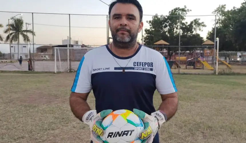 Bajo la tutela de Omar Rocha, los sueños de muchos jóvenes continúan tomando forma, uno a uno, con cada atajada. Fotos: Francisco Castro