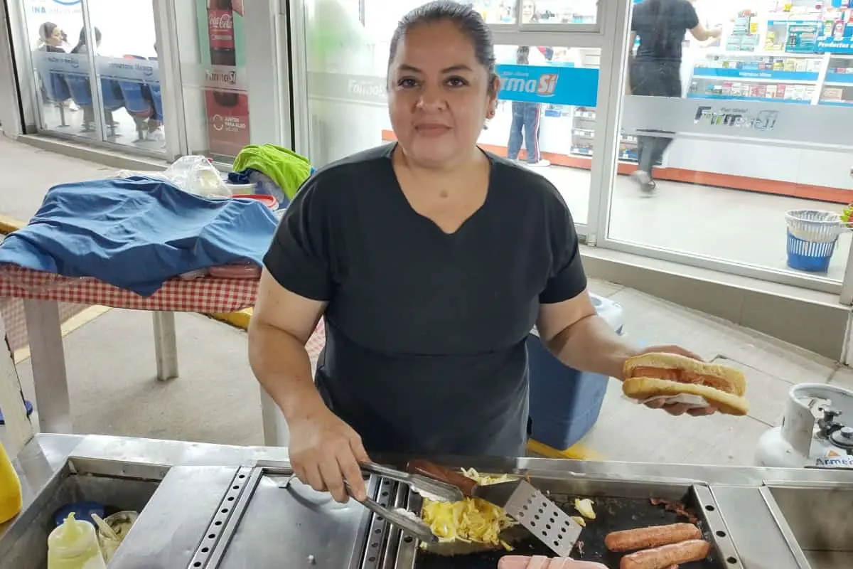 Patricia agradece a los clientes que dan vida a su negocio de hot dogs. Fotos: Francisco Castro