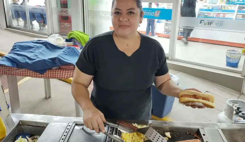 Patricia agradece a los clientes que dan vida a su negocio de hot dogs. Fotos: Francisco Castro