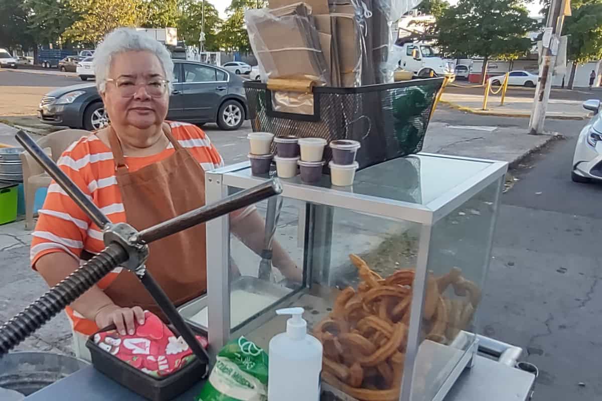 María Ayón endulza corazones con sus churros en el sector Humaya Culiacán