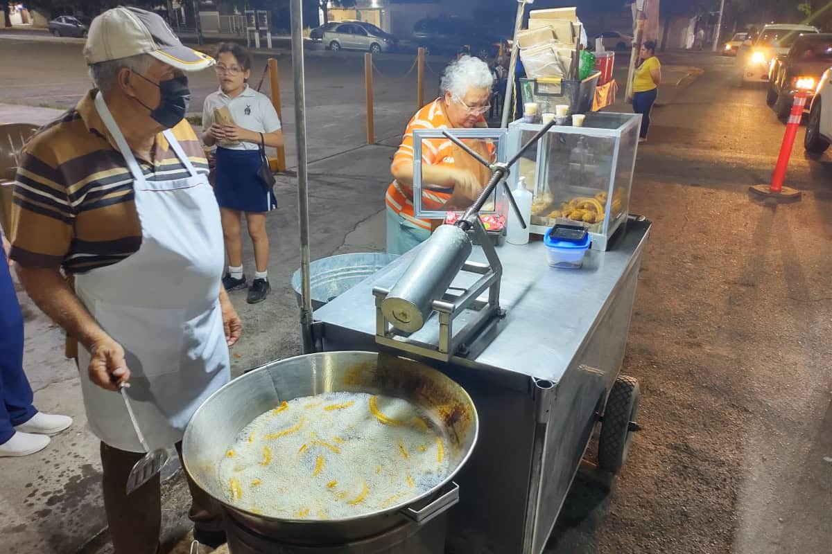 María Ayón endulza corazones con sus churros en el sector Humaya Culiacán