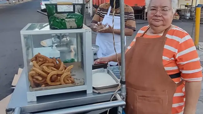 María de los Ángeles Ayón y su esposo Jesús Rosario Corvera, continúan con la tradición familiar frente a las oficinas del Issstesin.
