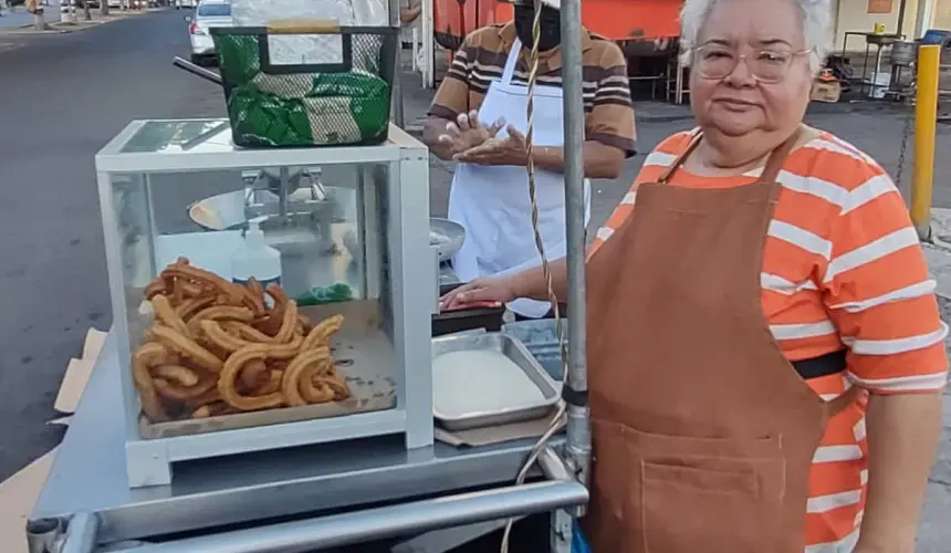 María de los Ángeles Ayón y su esposo Jesús Rosario Corvera, continúan con la tradición familiar frente a las oficinas del Issstesin.