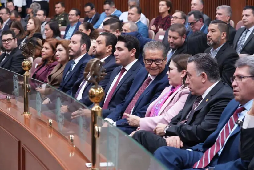 Secretarios del gobierno de Rubén Rocha y el senador Enrique Inzunza presentes durante el Tercer Informe de Gobierno.