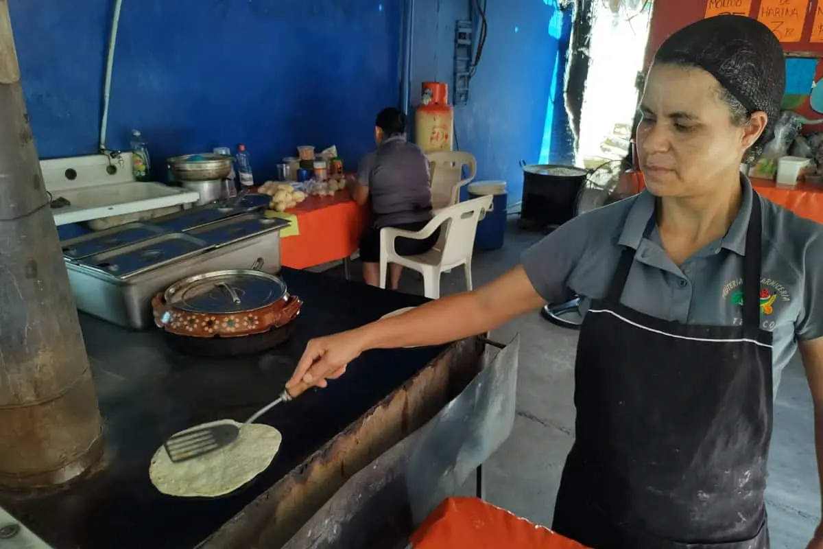 Arcadia Romero, originaria de Durango, se gana la vida haciendo tortillas en la colonia Los Mezcales, Culiacán.