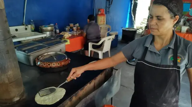 Arcadia Romero, originaria de Durango, se gana la vida haciendo tortillas en la colonia Los Mezcales, Culiacán.