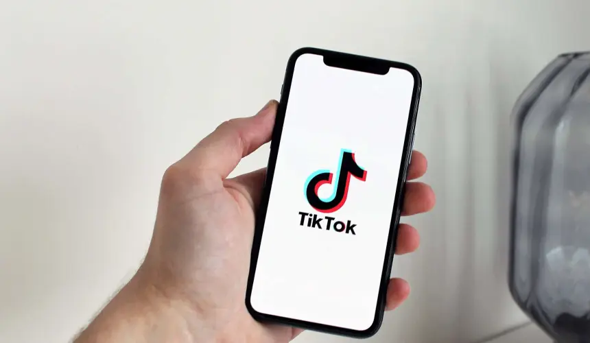 Qué pasa el 3 de diciembre, contexto del suéter en Tiktok, te decimos qué significa.