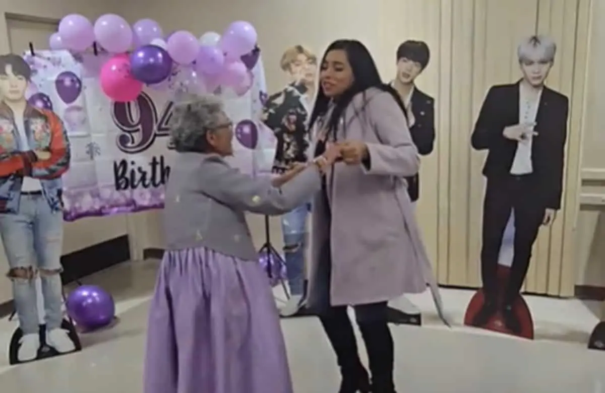 Abuelita se hace viral en TikTok por su fiesta temática de BTS.