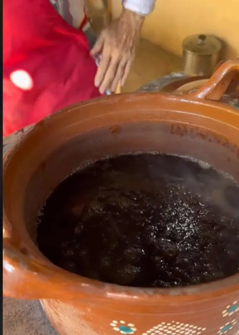 Así queda el agua-miel, con la cual se bañan los buñuelos.