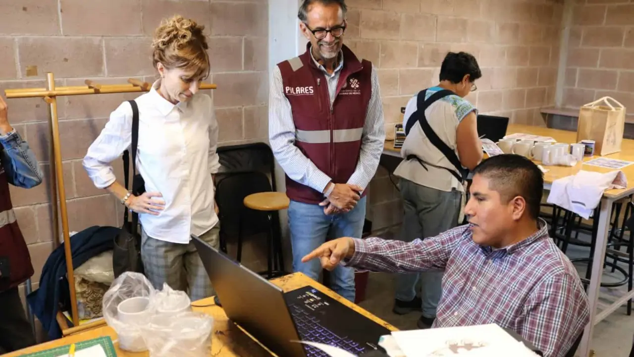 La Beca Pilares es para jóvenes de la CDMX que estudian a través del INEA. Foto: Cortesía