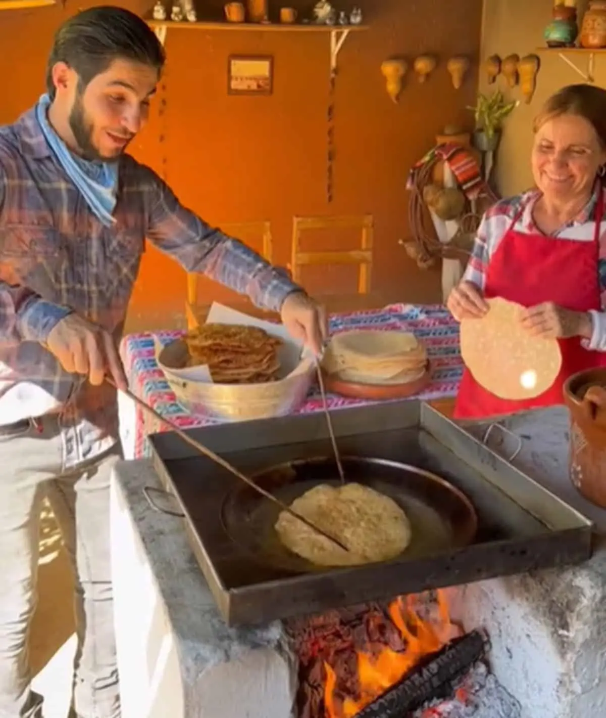 El ranchero friendo las tortillas para obtener un buñuelo.