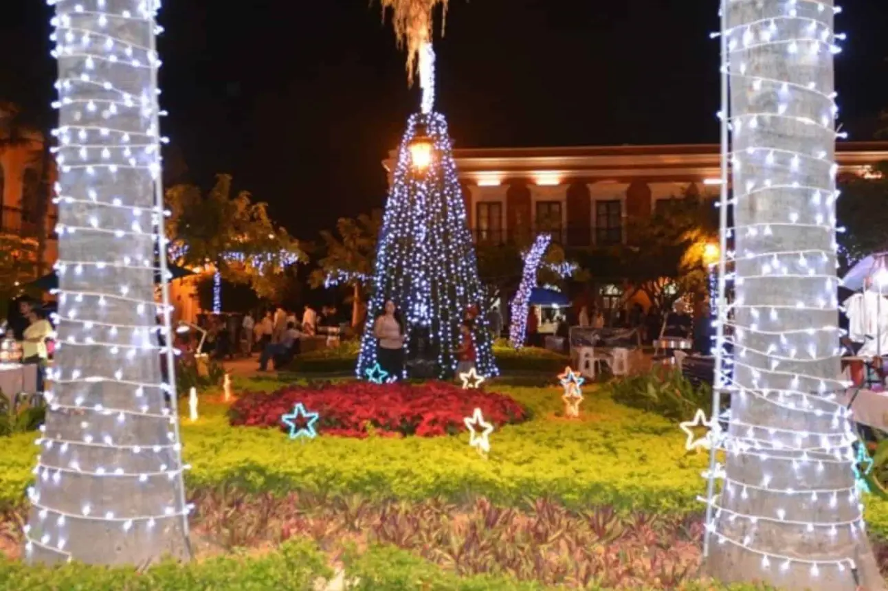 Todo listo para el encendido del árbol de Navidad en la Plazuela Machado de Mazatlán. Foto: Cortesía