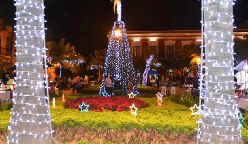 Todo listo para el encendido del árbol de Navidad en la Plazuela Machado de Mazatlán. Foto: Cortesía