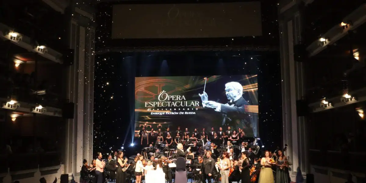 En el marco del Festival Cultural Mazatlán 2024, el Instituto Municipal de Cultura, Turismo y Arte, rinde homenaje al prestigiado director de orquesta por su 45 aniversario de brillante trayectoria musical