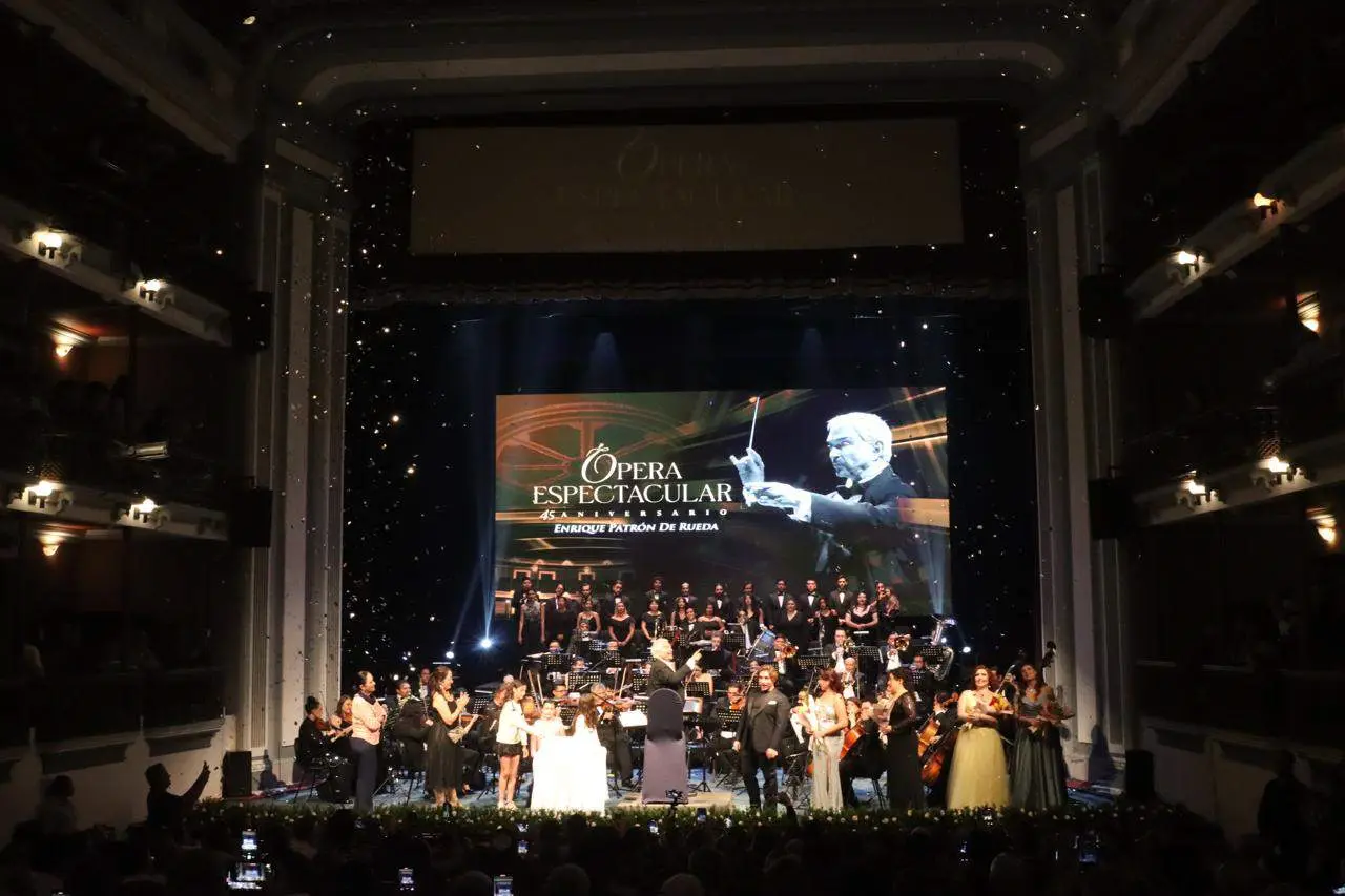 En el marco del Festival Cultural Mazatlán 2024, el Instituto Municipal de Cultura, Turismo y Arte, rinde homenaje al prestigiado director de orquesta por su 45 aniversario de brillante trayectoria musical