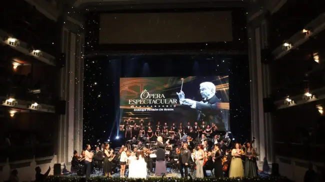 En el marco del Festival Cultural Mazatlán 2024, el Instituto Municipal de Cultura, Turismo y Arte, rinde homenaje al prestigiado director de orquesta por su 45 aniversario de brillante trayectoria musical