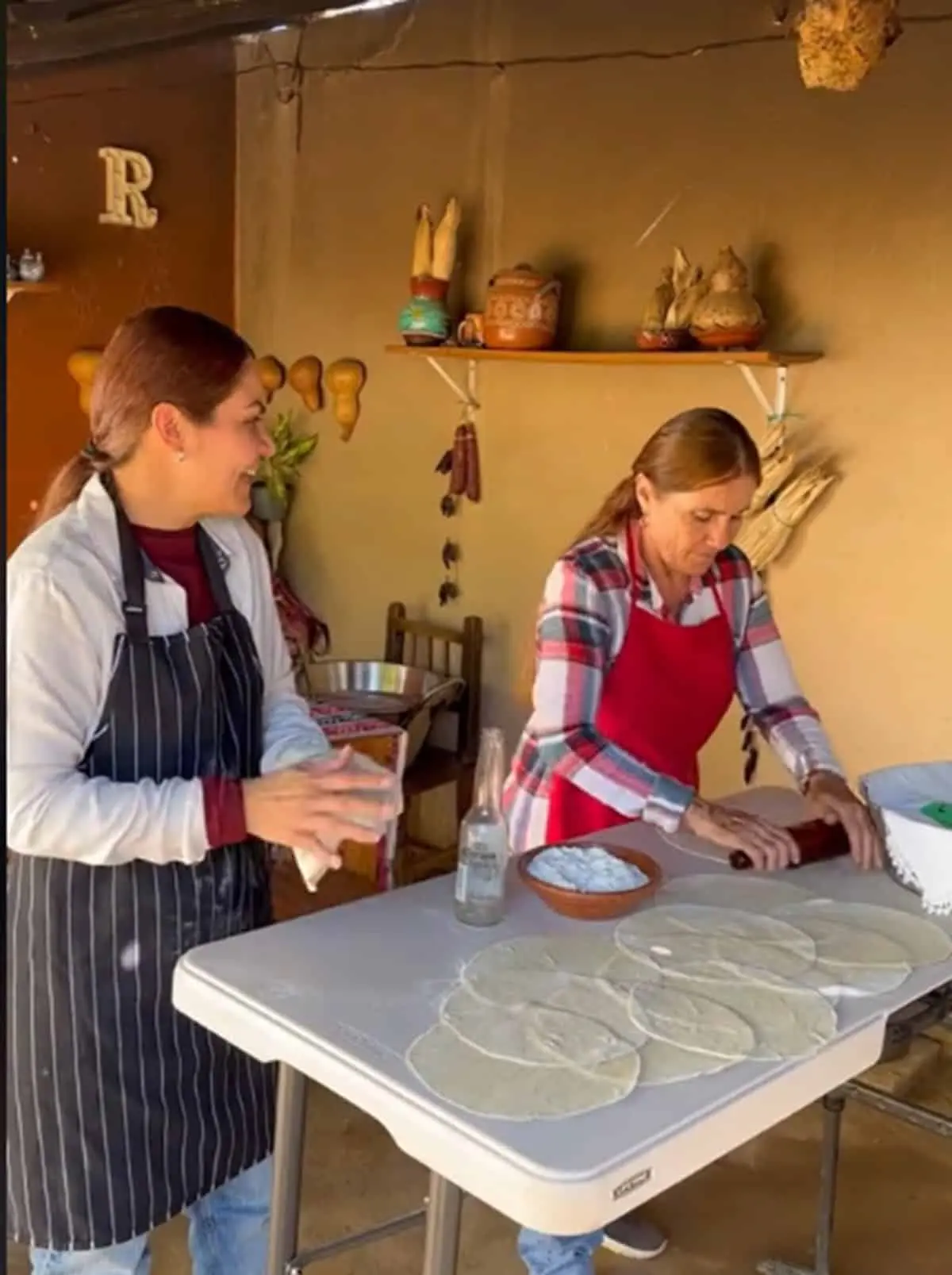 La mamá del ranchero y su hermana realzan la preparación de las tortillas para los buñuelos.