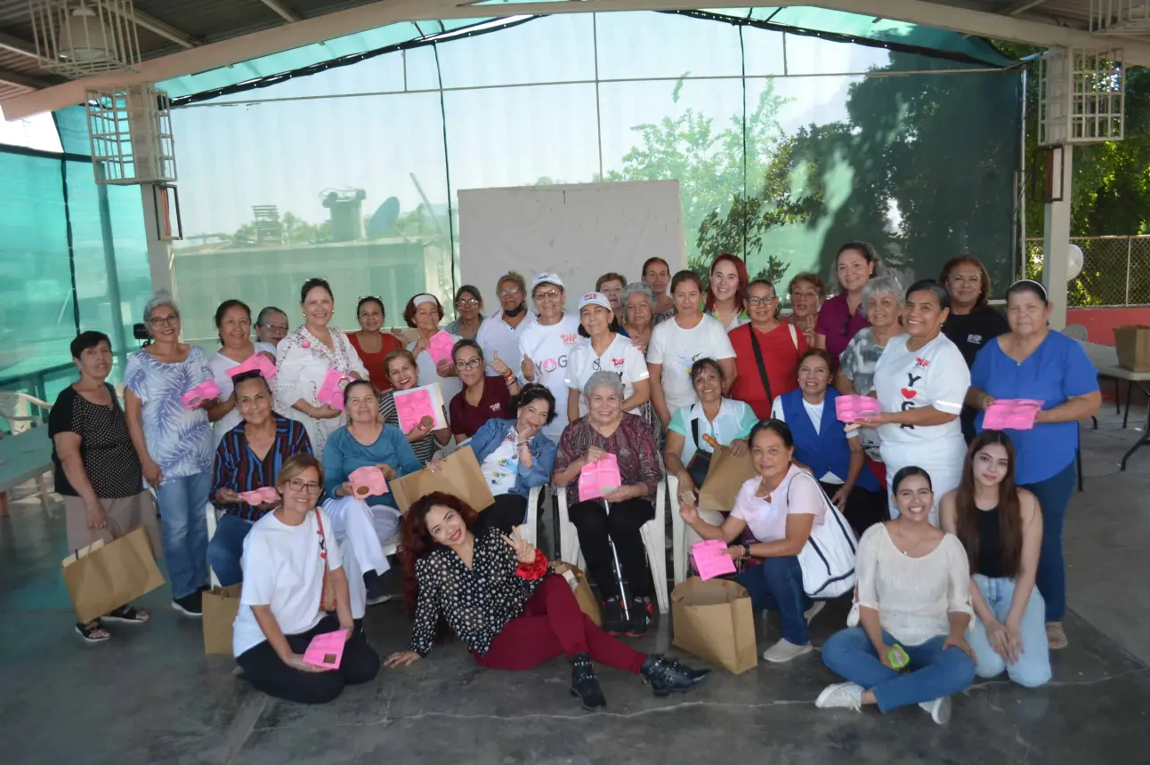 Mujeres entusiastas con el alma joven, descubren nuevas habilidades y fortalecen su autoestima gracias al programa Huellas Mayores por Oxxo, en la colonia Lázaro Cárdenas. Foto: Juan Madrigal