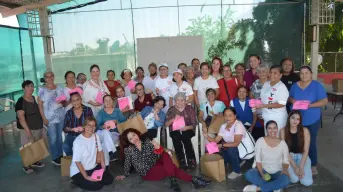 Mujeres de corazón joven aprenden a crear velas y jabones artesanales en el CDI No. 5, en la Lázaro Cárdenas en Culiacán