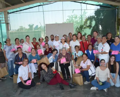 Mujeres de corazón joven aprenden a crear velas y jabones artesanales en el CDI No. 5, en la Lázaro Cárdenas en Culiacán