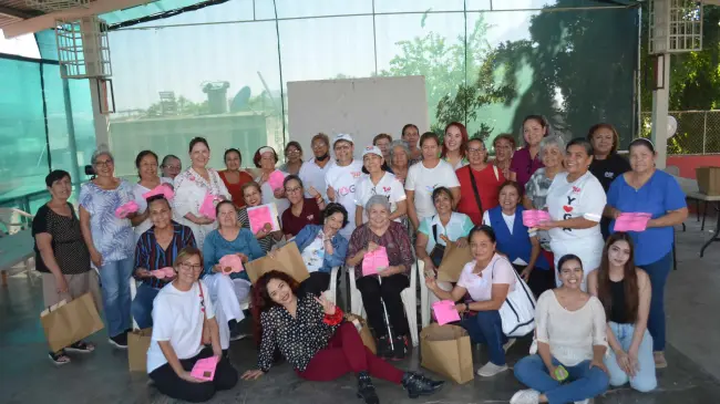 Mujeres entusiastas con el alma joven, descubren nuevas habilidades y fortalecen su autoestima gracias al programa Huellas Mayores por Oxxo, en la colonia Lázaro Cárdenas. Foto: Juan Madrigal