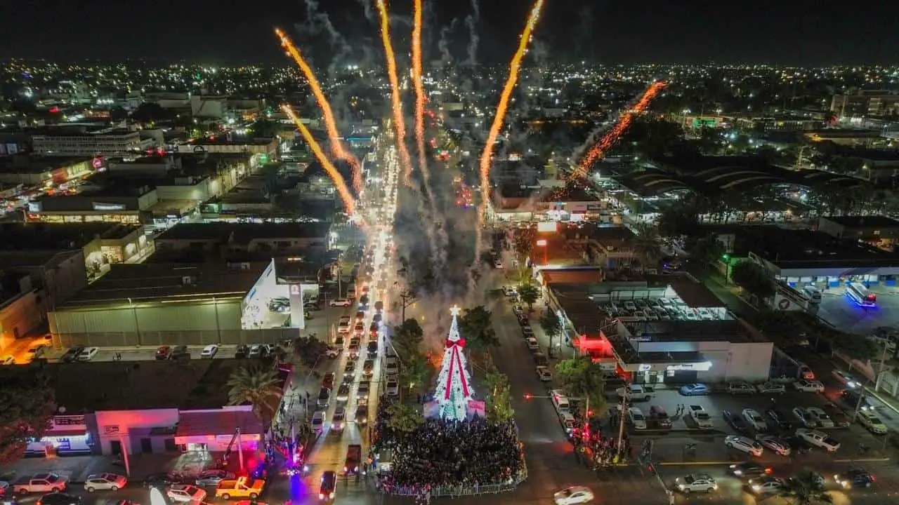 En Ahome ya llegó la Navidad; encienden el tradicional Pino e inauguran la Ruta Navideña 2024.