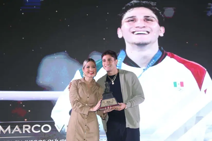 Marco Alonso Verde Álvarez recibe el Premio Municipal del Deporte.